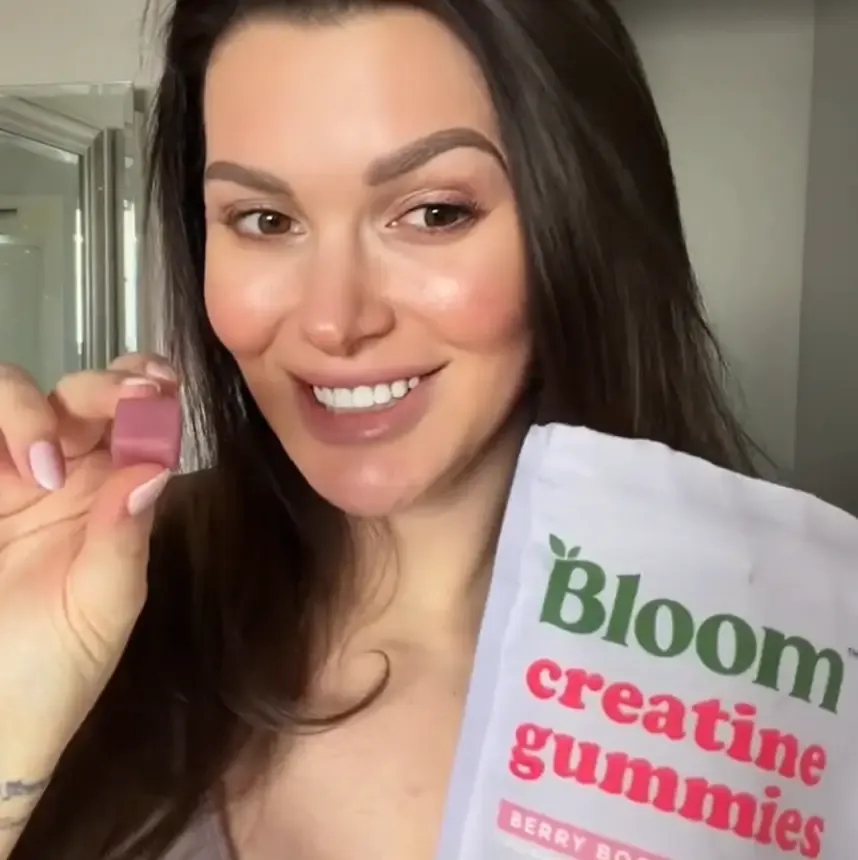 Creator holding a Bloom Nutrition greens sachet